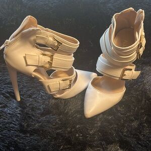 Lightly used Heels 4 inches heel… Absolutely stunning for any event!